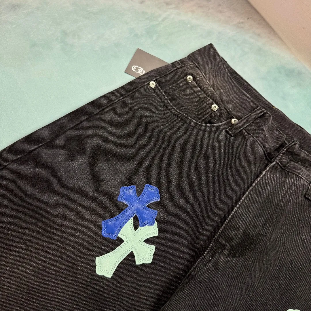 🅿️260 🔘Style No.-KL112 🔘Cro Heart𝐂𝐡𝐫𝐨𝐦𝐞 𝐇𝐞𝐚𝐫𝐭 CH City Limited Series Sanskrit Blue Cross Patch Leather Jeans* Black and Blue Color - "Los Angeles" Limited Edition Jeans Each pair of these jeans must be washed first, then disassembled. The sheepskin cross skins are carefully stitched and sewn by hand, and then re-joined into shape. It is difficult to describe the complex process. The pants are heavily washed and the details are hidden in ingenuity. From the shape to the upper body effect, they are almost perfect. It took a lot of time and energy to create it, but the finished product is stunning enough and worthy of its beauty. It has a straight upper body, showing neatness and ability, creating an outstanding aura. The styles are the same for both men and women, so they can be easily adapted to various styles and outfits, so you can buy them with your eyes closed without any surprises!  Size: S M L XL XXL (28.30.32.34.36) Color: Black